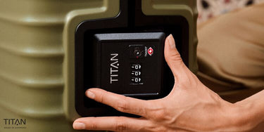 Nahaufnahme eines TSA-Schlosses von Titan Overseas, dargestellt im Kontext des Blogbeitrags „Was bedeutet TSA-Schloss? Erklärung & Vorteile auf Reisen“.