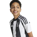 adidas Juventus Turin Fußball - Jr. Heimtrikot 24/25 (white/black, 176) - Markenkoffer