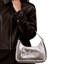 Calvin Klein Bold Monogram Metall - Schultertasche 43 cm (silver metallic) - Ansicht 5