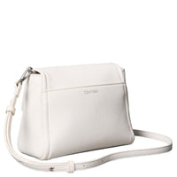 Calvin Klein Emblem Pebb - Umhängetasche (white alyssum) - Ansicht 2