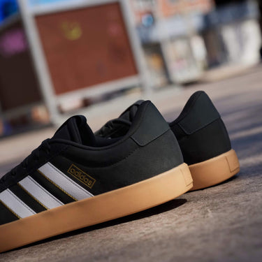 adidas VL Court 3.0 Sneaker - Schuh Men (core black/cloud white/tean victory red, 43 1/3) - Markenkoffer