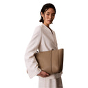 Calvin Klein Emblem Pebb - Shopper (desert taupe) - Ansicht 4