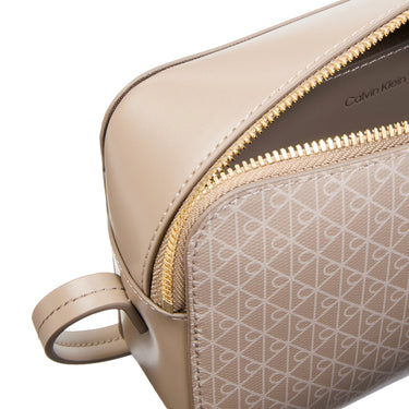 Calvin Klein Emblem - Umhängetasche 21 cm (desert taupe aop) - Markenkoffer
