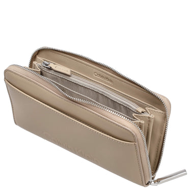 Calvin Klein Embossed Logo - Geldbörse L 12cc 19.2 cm RFID (crockery) - Markenkoffer