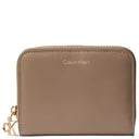 Calvin Klein Medium Flap Zip - Geldbörse 6cc 11 cm (desert taupe) - Markenkoffer