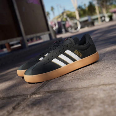 adidas VL Court 3.0 Sneaker - Schuh Men (core black/cloud white/tean victory red, 43 1/3) - Markenkoffer