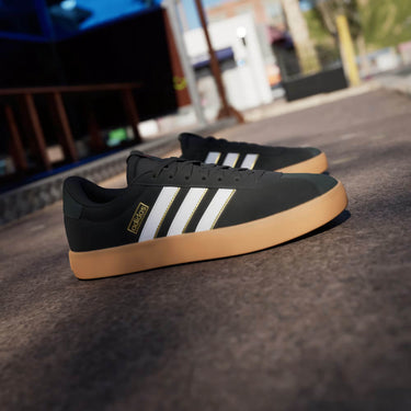 adidas VL Court 3.0 Sneaker - Schuh Men (core black/cloud white/tean victory red, 43 1/3) - Markenkoffer